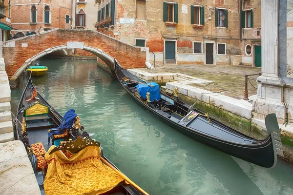 Gondeln und Kanäle in Venedig, Italien — Stockfoto