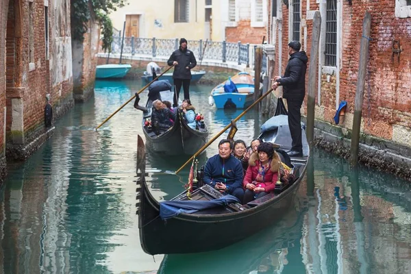 Gondoler och kanalerna i Venedig, Italien — Stockfoto