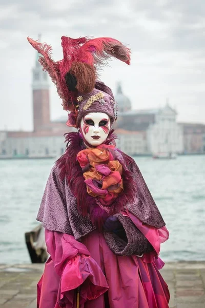 Карнавальная маска в Венеции - Венецианский костюм — стоковое фото