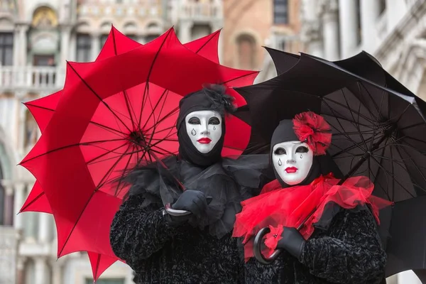Карнавальная маска в Венеции - Венецианский костюм — стоковое фото