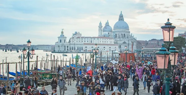 El paseo marítimo en la Plaza de San Marcos en Venecia, Italia — Foto de Stock