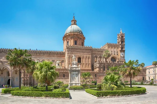 Cattedrale di Palermo (Cattedrale metropolitana dell'Assunzione della Vergine Maria) a Palermo, Sicilia, Italia. Complesso architettonico costruito in stile normanno, moresco, gotico, barocco e neoclassico . — Foto Stock