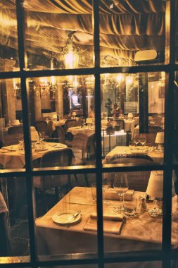 Romantik bir restoran içinde pencereden görüntüleme