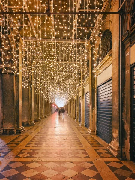 イタリア、ヴェネツィアの運河に空のゴンドラ — ストック写真