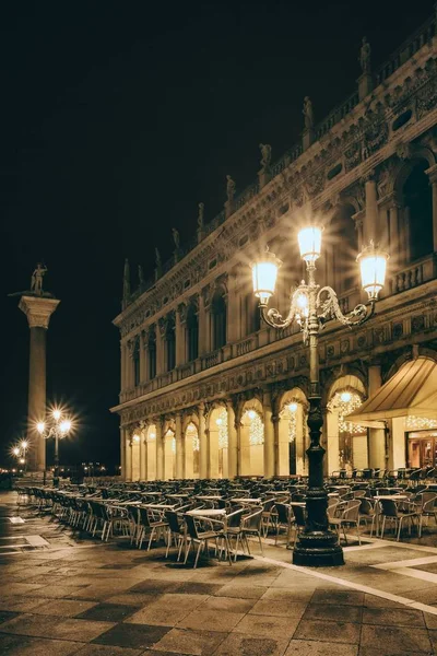 Lámparas en la Plaza de San Marcos en Venecia, Italia — Foto de Stock