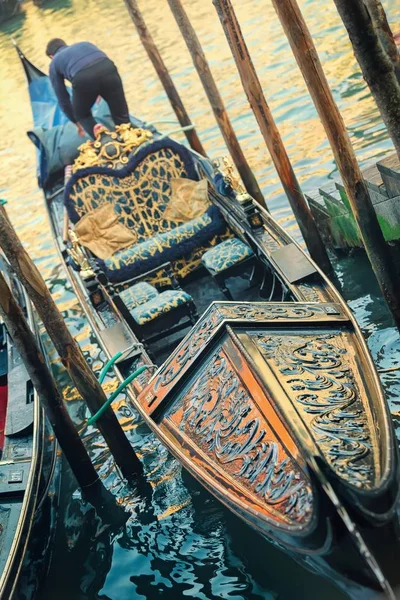 Gondol i morgonsolen i Venedig, Italien — Stockfoto