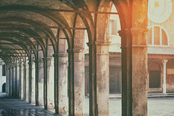 老拱廊通道脚方式在意大利威尼斯的夕阳光 — 图库照片