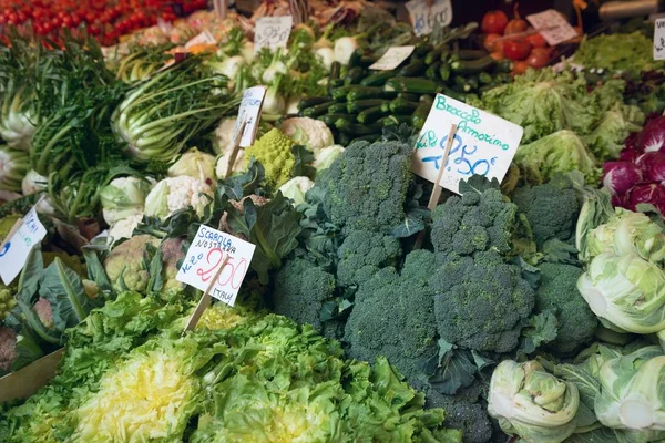 Varias verduras se venden en el mercado —  Fotos de Stock