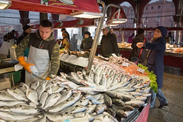 Mariscos en el mercado de pescado —  Fotos de Stock