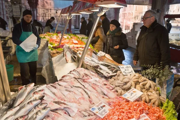 Mariscos en el mercado de pescado —  Fotos de Stock