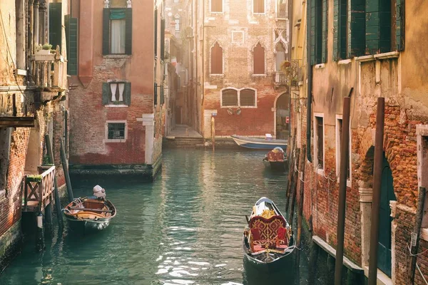 Leere Gondel auf Kanal in Venedig, Italien — Stockfoto