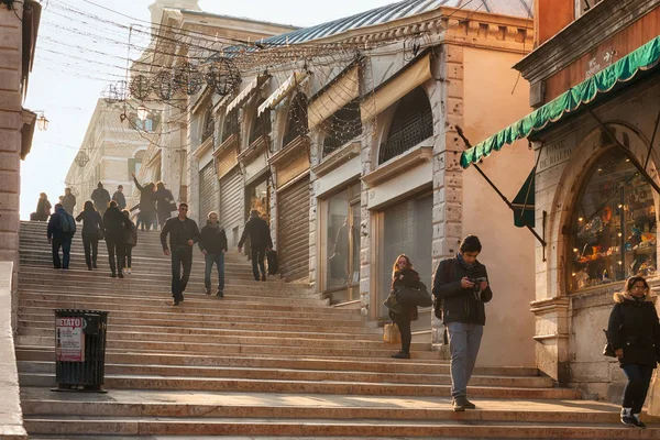 İnsanlara ünlü Ponte Rialto Köprüsü Venedik, İtalya — Stok fotoğraf