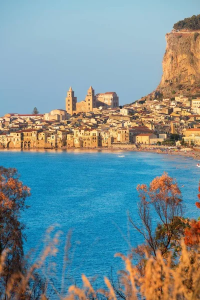 Cefalu, antiga cidade portuária na ilha da Sicília — Fotografia de Stock