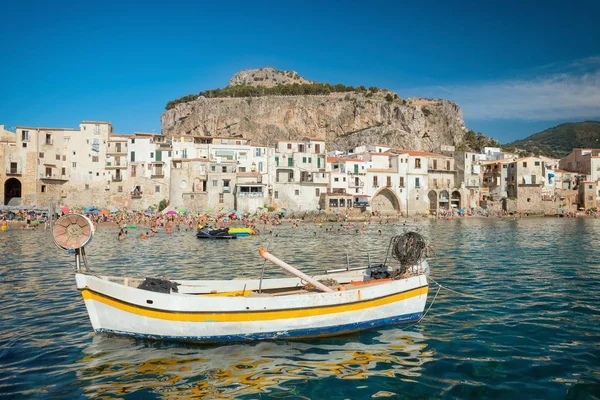 Niet-geïdentificeerde mensen aan zandstrand in Cefalu, Sicilië, Italië — Stockfoto
