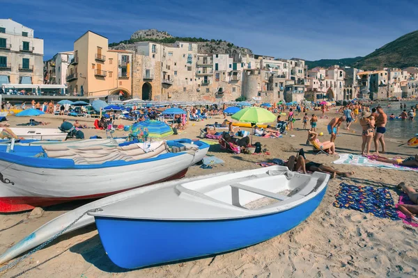 Persone non identificate sulla spiaggia sabbiosa di Cefalu, Sicilia, Italia — Foto Stock