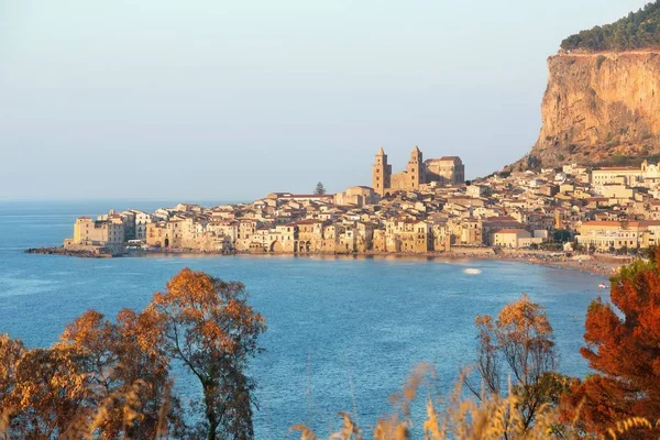 Cefalu, vieille ville portuaire sur l'île de Sicile — Photo