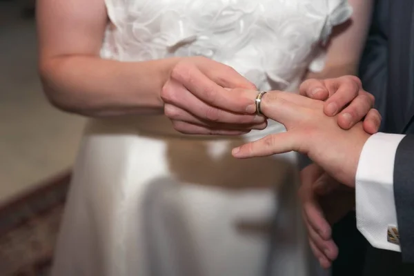 A menyasszony és a vőlegény fektetni jegygyűrű - esküvői szertartás — Stock Fotó