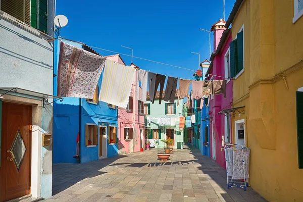 Colorida calle en Burano, cerca de Venecia, Italia —  Fotos de Stock