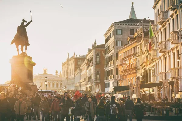 St. Mark's Square full of people in contra lights — Stock Photo, Image