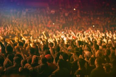 kalabalık tezahürat ve canlı müzik konser kaldırdı eller 