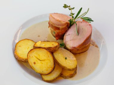 Beyaz tabakta kavrulmuş domuz eti