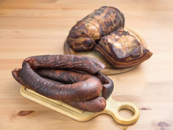 Παραδοσιακά καπνιστά κρέατα, ζαμπόν, λουκάνικα, μπέικον — Φωτογραφία Αρχείου