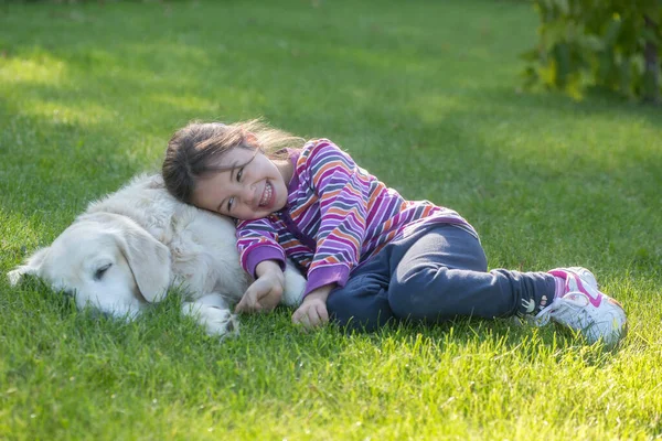 Glada barn som leker med hunden — Stockfoto