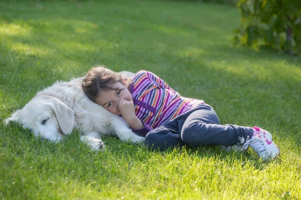 Счастливый ребенок, играющий с собакой — стоковое фото