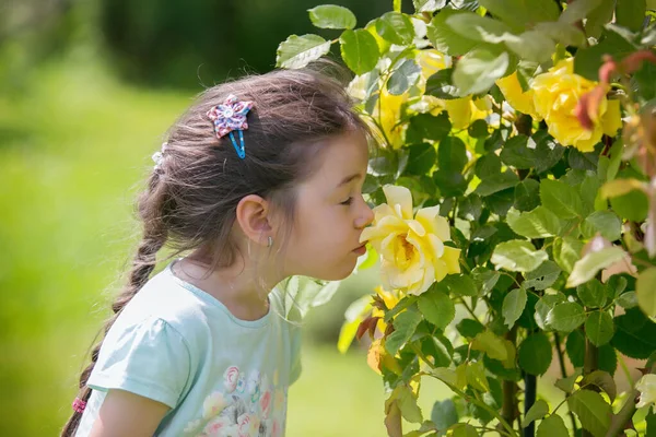 Menina no jardim cheia de flores — Fotografia de Stock