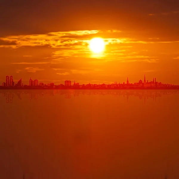 Fond abstrait avec coucher de soleil à Tallinn — Image vectorielle