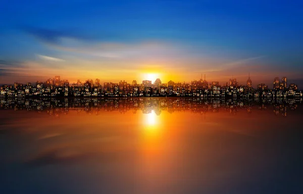 Fond naturel abstrait avec panorama des nuages de la ville et des soleils — Image vectorielle