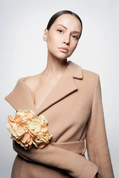 베이지 색 코트에 패션 아름다운 여자 — 스톡 사진