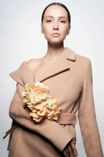 Moda bella signora in cappotto beige — Foto Stock