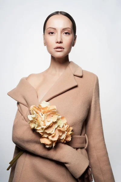 Moda bella signora in cappotto beige — Foto Stock