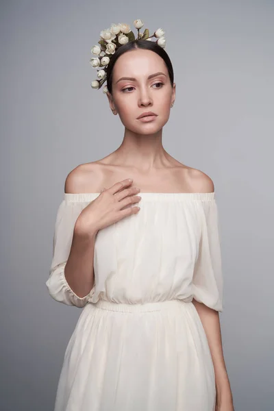 Mujer en vestido griego blanco con flores en la cabeza — Foto de Stock