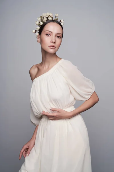 Woman in white greek dress with flowers on her head — Stock Photo, Image