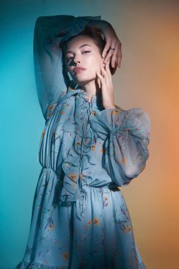 Mavi şifon elbiseli güzel bayan.