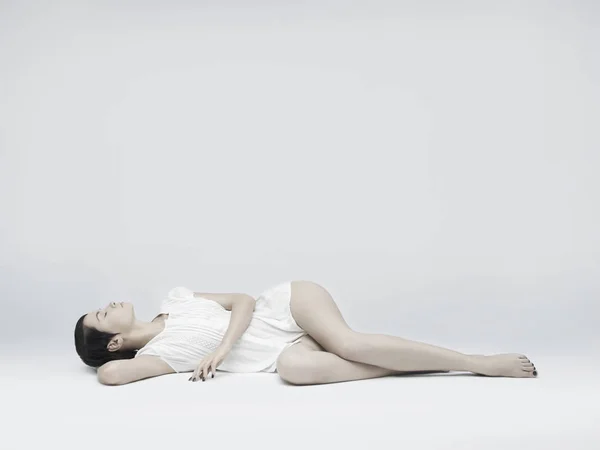 Mulher Bonita Elegante Deitado Fundo Branco — Fotografia de Stock