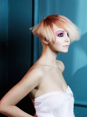 beyaz-kırmızı saçlı kadın