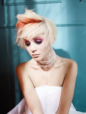 beyaz-kırmızı saçlı kadın