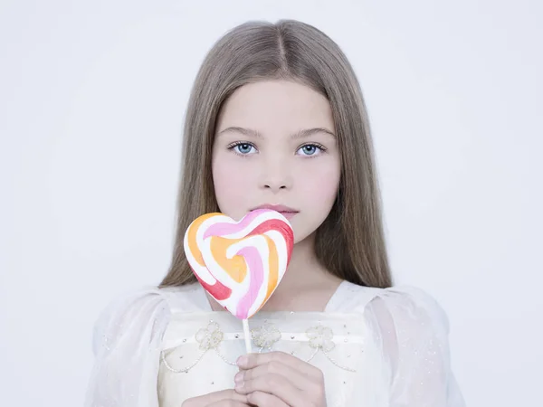 Kleines hübsches Mädchen mit großen Süßigkeiten — Stockfoto