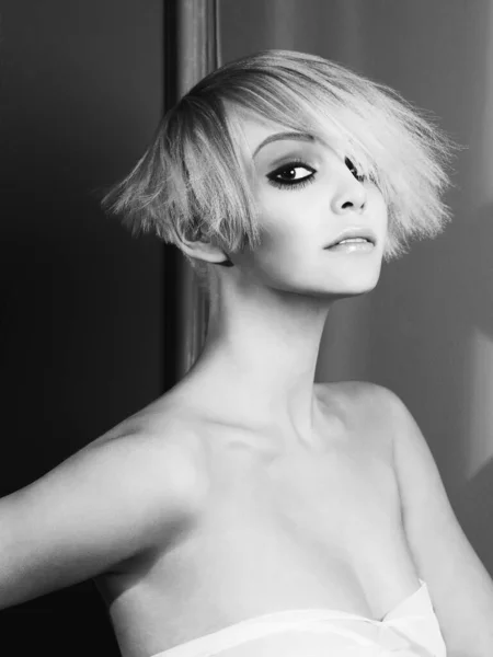 Fekete-fehér portré egy elegáns frizurájú hölgyről — Stock Fotó