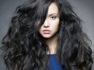 Klasik elbiseli güzel bir bayanın klasik portresi.