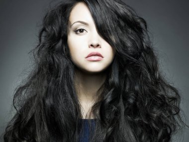 Klasik elbiseli güzel bir bayanın klasik portresi.