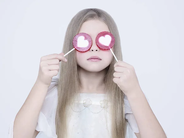 Menina Bonita Com Doces Grandes Fotografia Estúdio Criança Vestido Branco — Fotografia de Stock