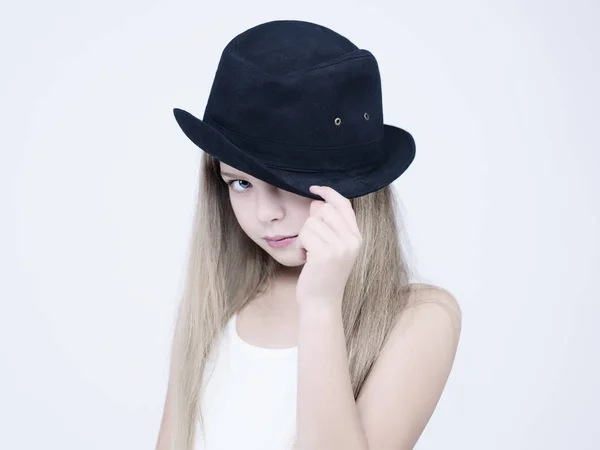 Siyah Klasik Şapkalı Küçük Güzel Kız Beyaz Elbiseli Bir Çocuğun — Stok fotoğraf