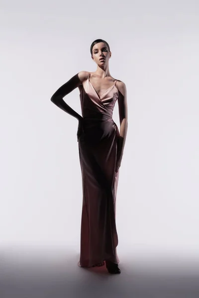 Жінка Елегантній Модній Сукні Красива Модель Позування Студії Рожевому Вечірньому — стокове фото