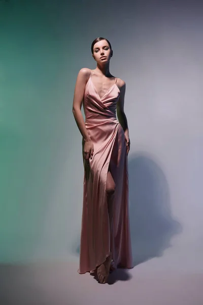 Женщина Элегантном Модном Платье Красивая Модель Позирует Студии Розовой Вечерней — стоковое фото