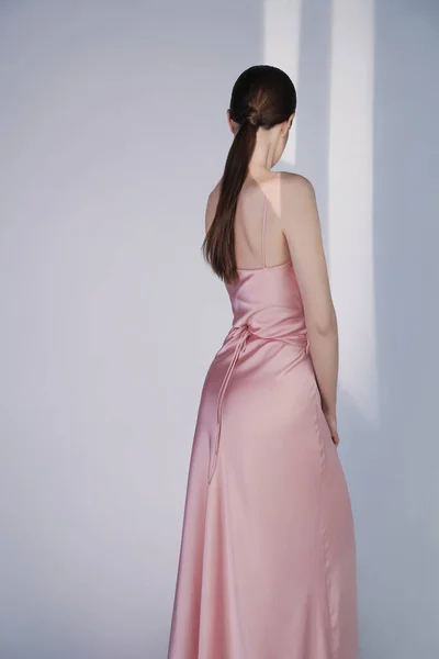 Žena Elegantních Módních Šatech Krásný Model Pózuje Studiu Růžových Večerních — Stock fotografie