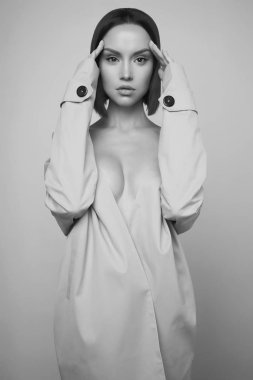 Sonbahar montlu güzel seksi kadın. Stüdyoda eski kıyafetlerle genç ve güzel bir esmer poz. Profesyonel, klasik saç stili olan şık bir bayan. Moda sanat portresi.